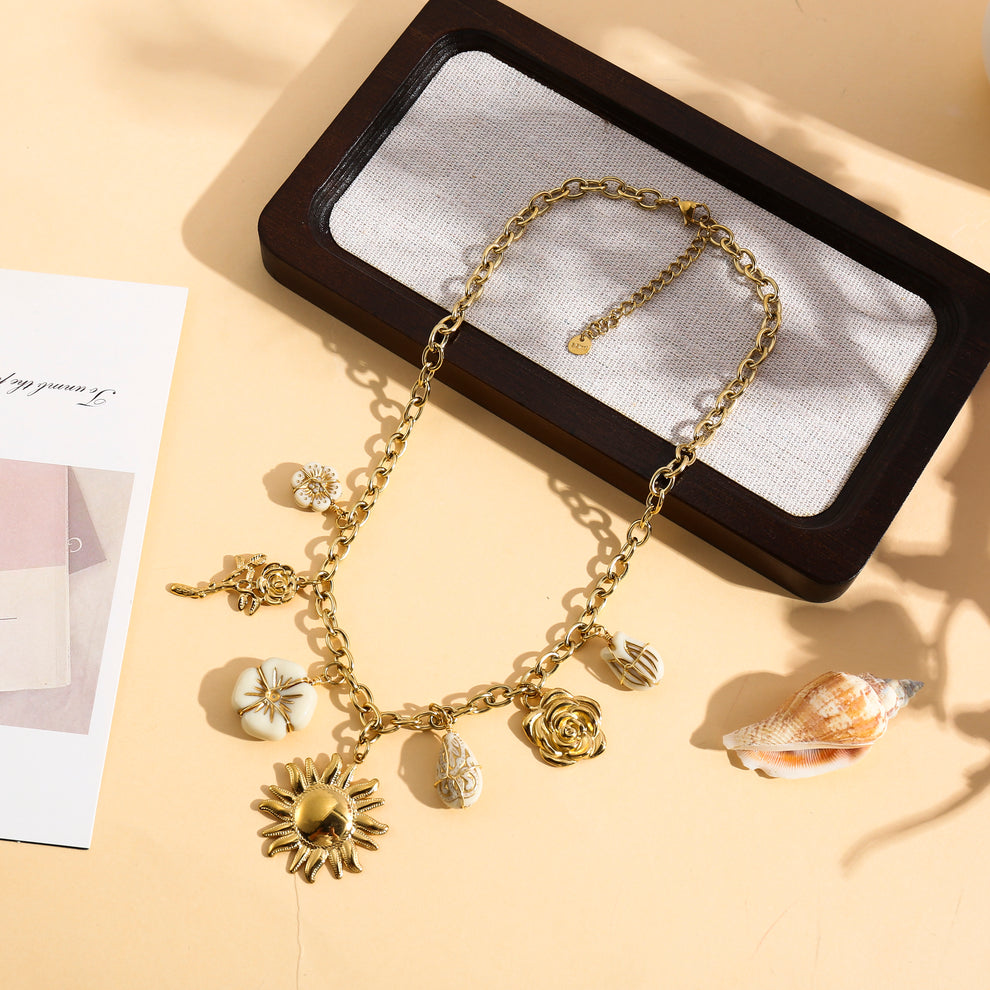 Collier doré, soleil, breloques et pierres