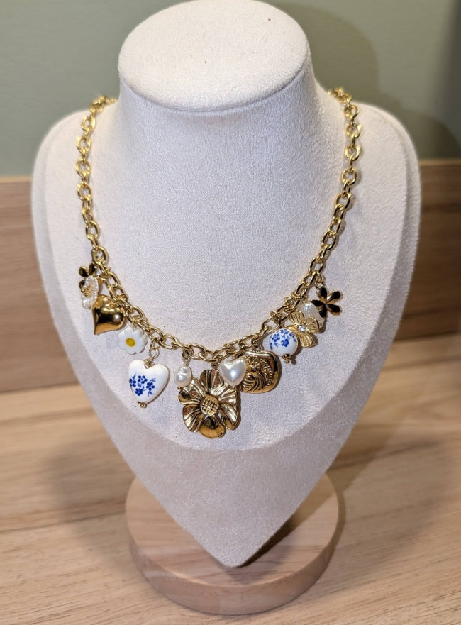 Collier doré multi charms fleurs et breloques en porcelaine