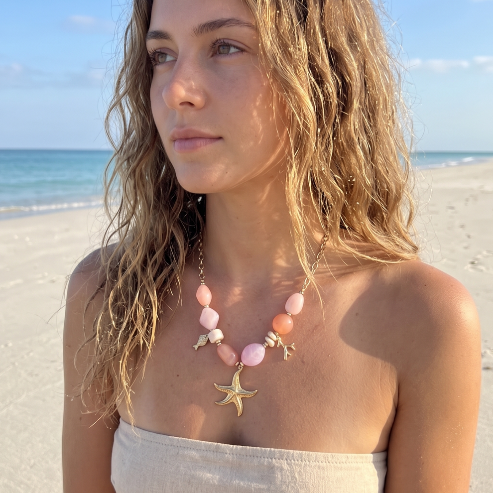 Collier doré perle en résine beige pendentif marin