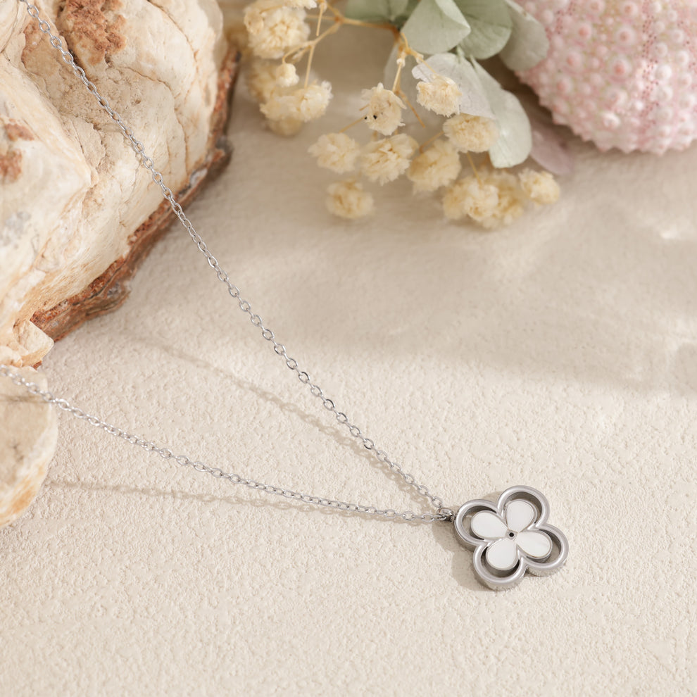 Collier fleur ajouré
